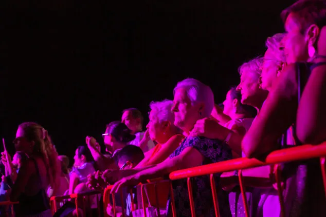 Camela hace vibrar a sus fans en un abarrotado parc de la Creativitat la primera noche del Calpe Pop Festival 26 concierto de camela en calp 19