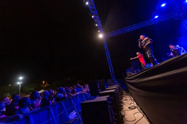 Camela hace vibrar a sus fans en un abarrotado parc de la Creativitat la primera noche del Calpe Pop Festival 24 concierto de camela en calp 21