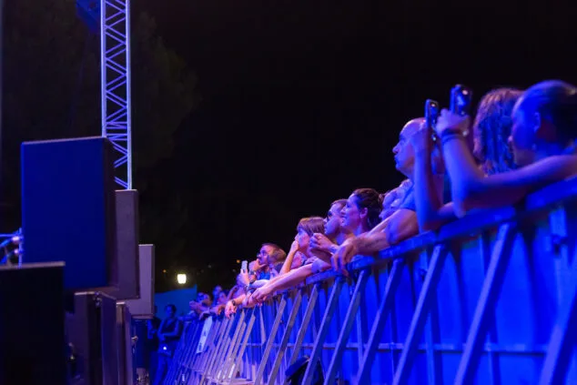 Camela hace vibrar a sus fans en un abarrotado parc de la Creativitat la primera noche del Calpe Pop Festival 21 concierto de camela en calp 24