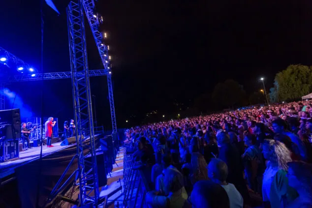 Camela hace vibrar a sus fans en un abarrotado parc de la Creativitat la primera noche del Calpe Pop Festival 20 concierto de camela en calp 25