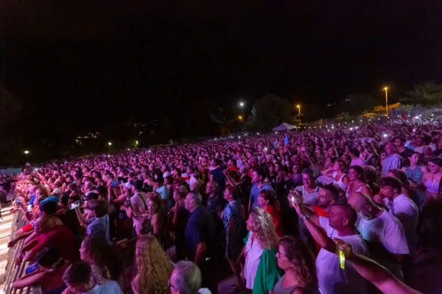 Camela hace vibrar a sus fans en un abarrotado parc de la Creativitat la primera noche del Calpe Pop Festival 19 concierto de camela en calp 26