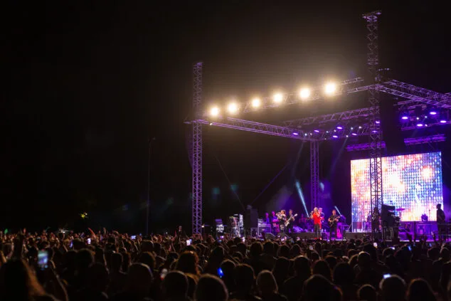 Camela hace vibrar a sus fans en un abarrotado parc de la Creativitat la primera noche del Calpe Pop Festival 11 concierto de camela en calp 34
