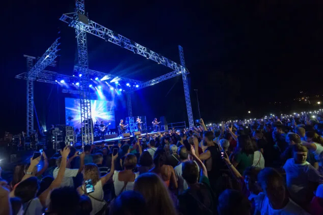 Camela hace vibrar a sus fans en un abarrotado parc de la Creativitat la primera noche del Calpe Pop Festival 7 concierto de camela en calp 38