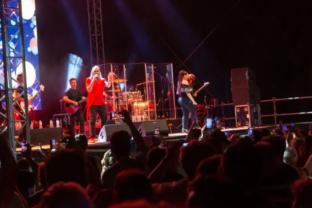 Camela hace vibrar a sus fans en un abarrotado parc de la Creativitat la primera noche del Calpe Pop Festival 6 concierto de camela en calp 39