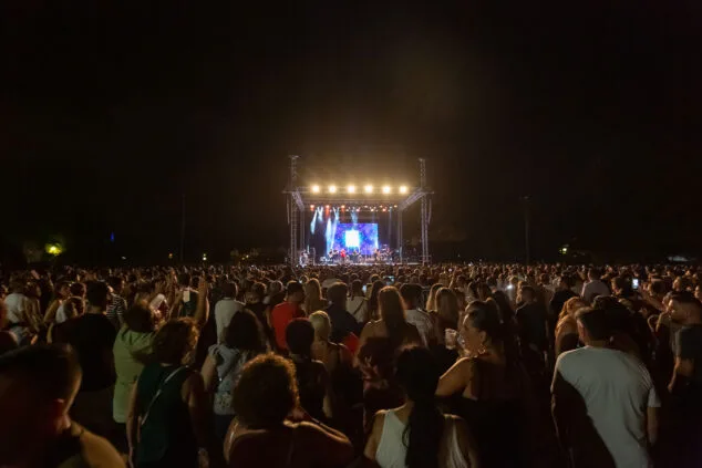 Camela hace vibrar a sus fans en un abarrotado parc de la Creativitat la primera noche del Calpe Pop Festival 5 concierto de camela en calp 40
