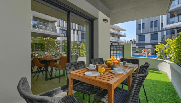 descubre su terraza cubierta y piscina