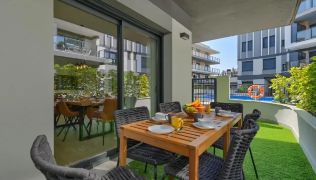 descubre su terraza cubierta y piscina
