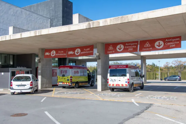 Ingresan en la UCI a un joven que sufrió una cogida en los toros de Calp 1 Imagen: Entrada de ambulancias en Urgencias del Hospital de Dénia