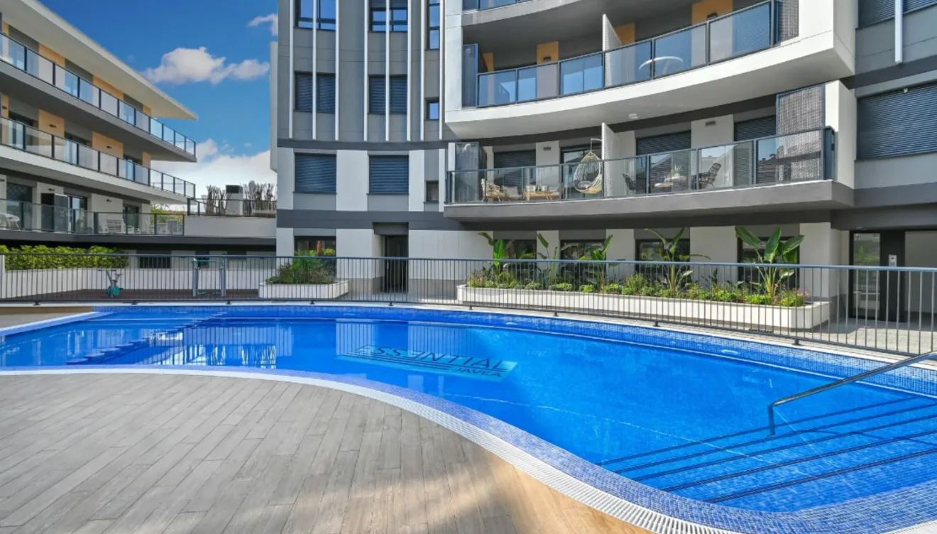 Gran piscina comunitaria en forma de laguna