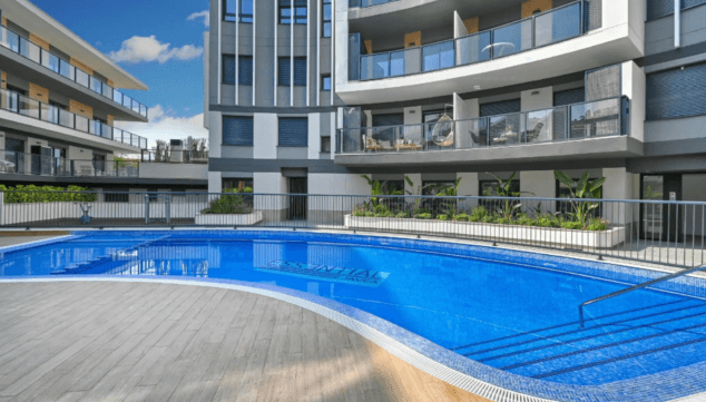 gran piscina comunitaria en forma de laguna