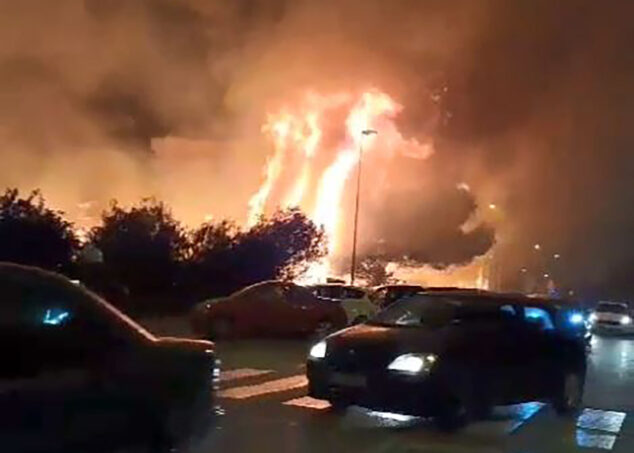Imagen: Incendio provocado por el castillo de fuegos artificiales de las fiestas de Calp