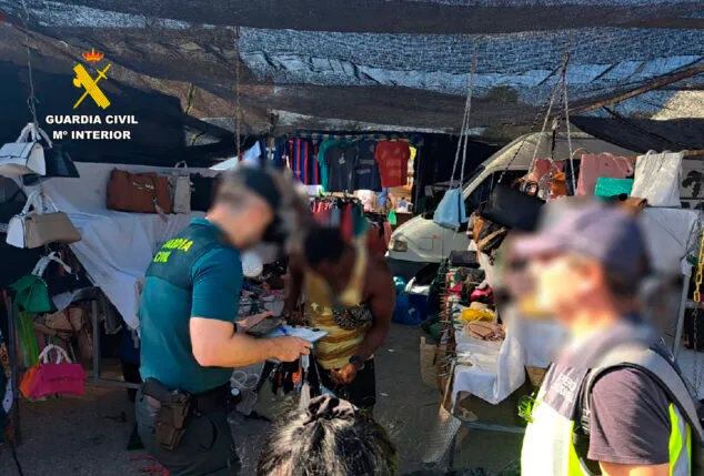 Intervienen 1.698 artículos de ropa y complementos de marca falsificados en el mercadillo de Moraira 2 Imagen: Intervención en el mercadillo de Moraira