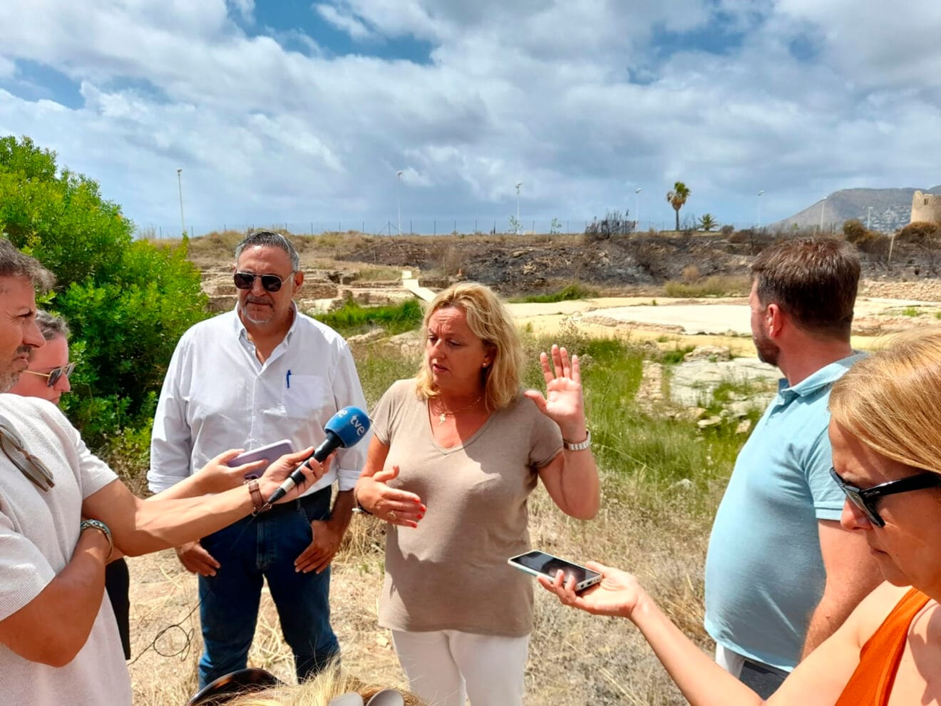 La alcaldesa de Calp, Ana Sala, al concejal de Cultura, Guillermo Sendra, y el de Medio Ambiente, Pere Moll, en el lugar del incendio