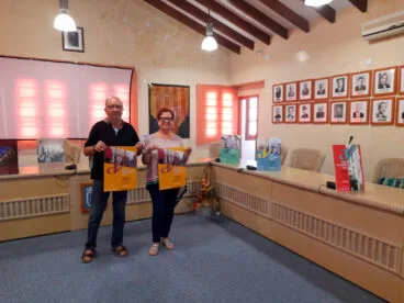 La concejala de Cultura, Àngels Soler, y el coordinador de Art al Vent, Josep Ginestar, en la presentación de la exposición