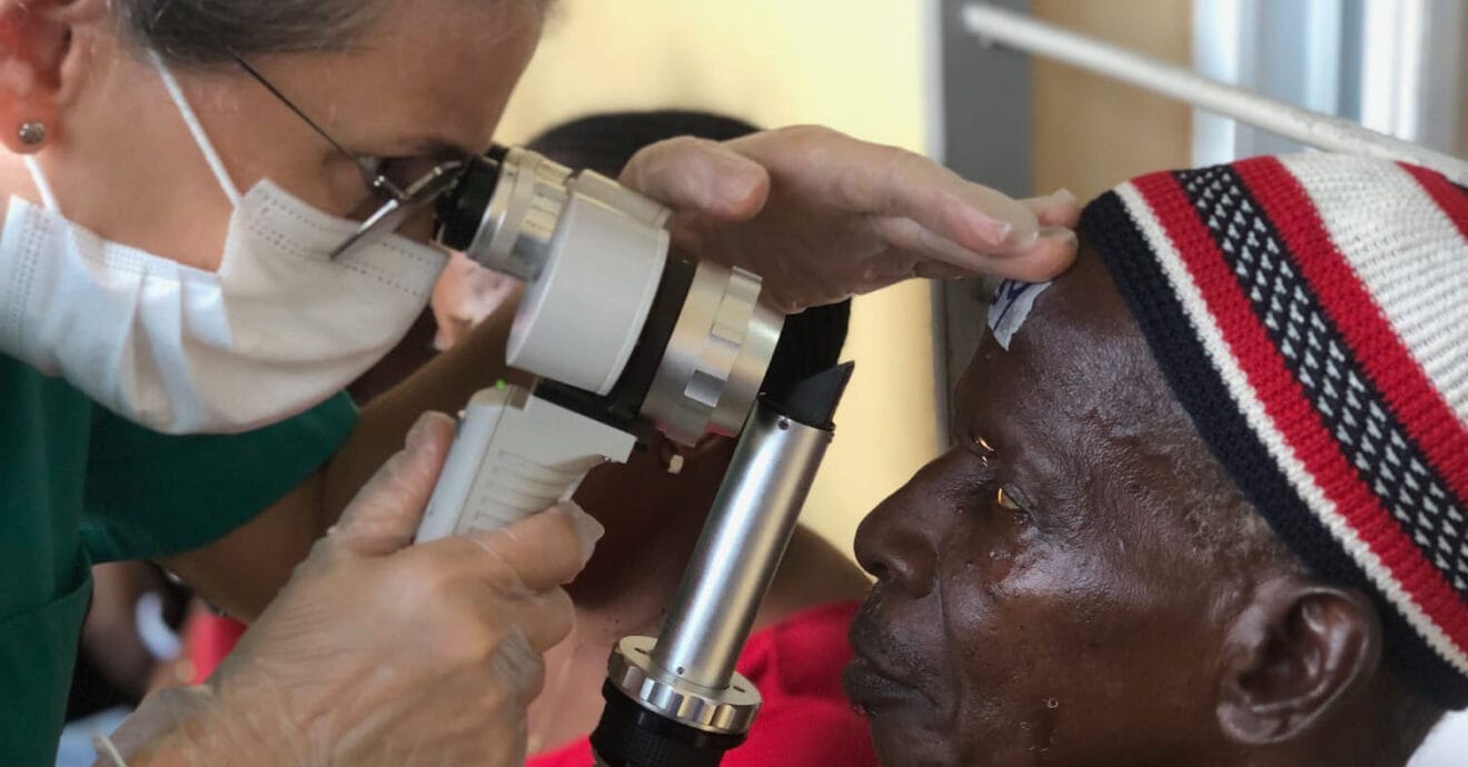 La ONG Visió sense Fronteres vuelve a Kenia con una nueva campaña de operaciones de cataratas portada