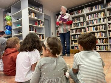 lectura infantil en la biblioteca de poble nou de benitatxell
