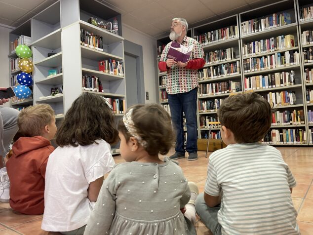 Imagen: Lectura infantil en la biblioteca de Poble Nou de Benitatxell