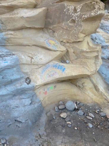 Pinturas en la Cala de la Llobella | Foto Compromís Benissa