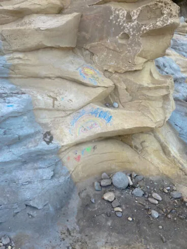 Pinturas en la Cala de la Llobella | Foto Compromís Benissa