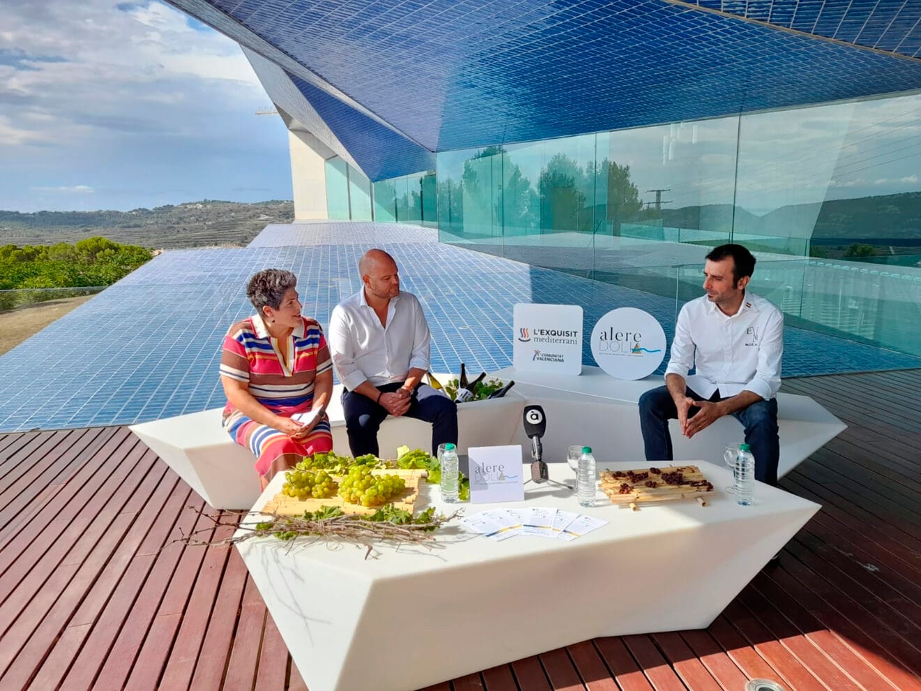 Maite Serrat, Raúl llobell y Evarist Miralles en la presentación de la XII Alere Dolia, Muestra de Enoturismo y Gastronomía del Auditori Teulada Moraira