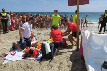 maniobras de reanimacion en el simulacro en la playa de la fossa de calp
