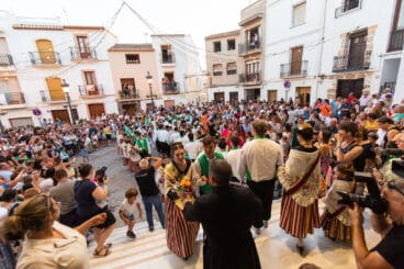 Ofrenda a la Mare de Déu de les Neus en la plaça de la Villa de Calp frente a la parroquia