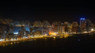 panoramica de la noche del incendio junto a los banos de la reina en calp