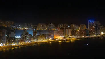 Panorámica de la noche del incendio junto a los Baños de la Reina en Calp