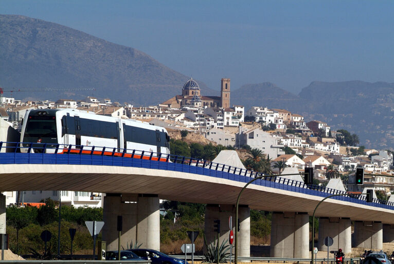 Paso del TRAM por las poblaciones de la Marina Baixa