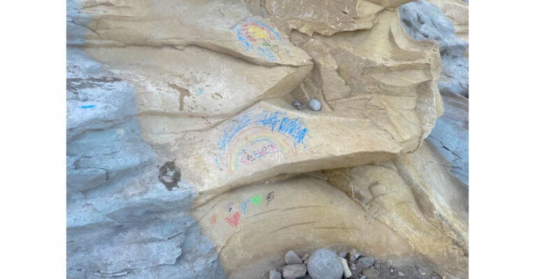 Pinturas en las piedras de Cala Llobella de Benissa