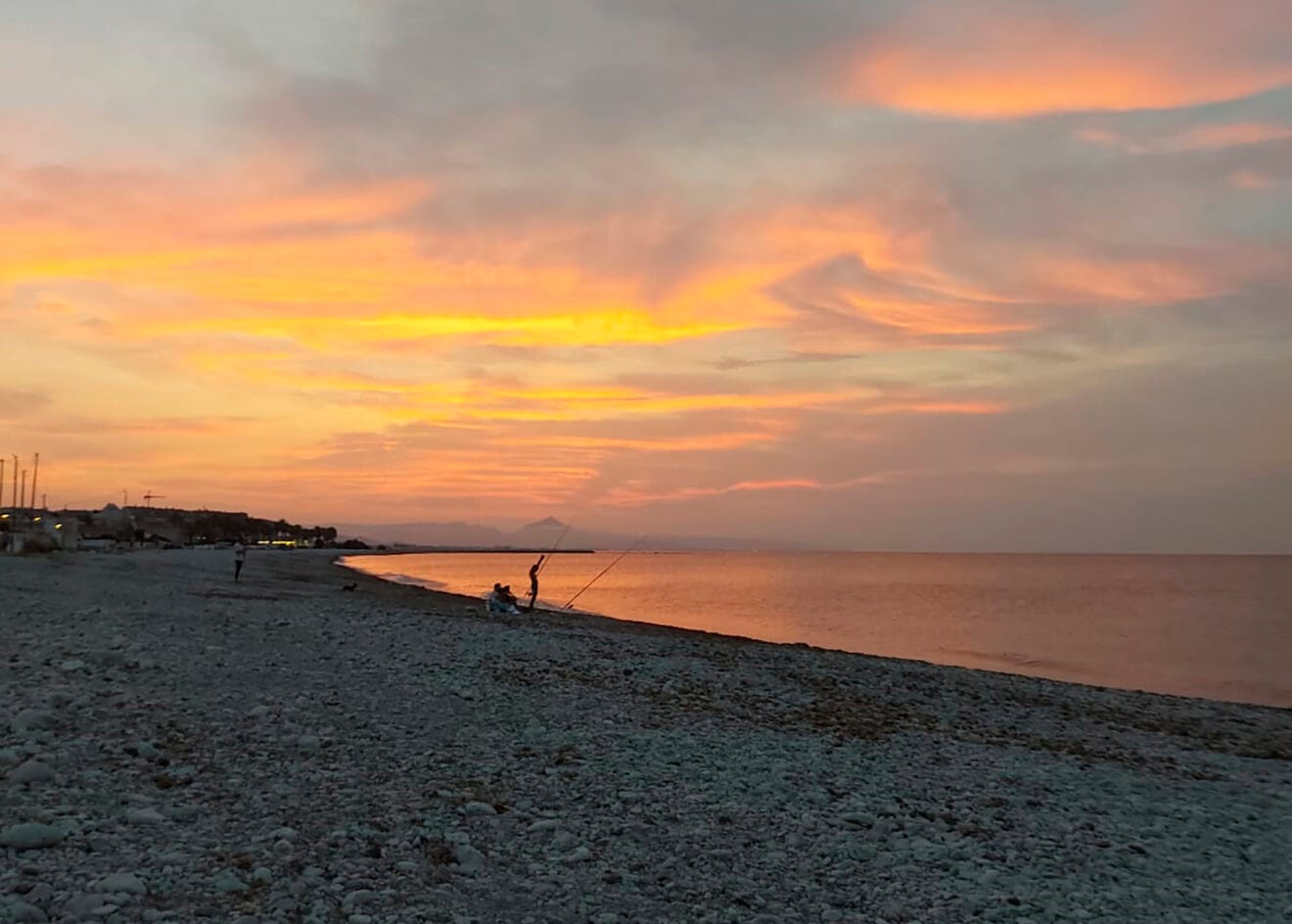 Playa de la Almadrava al anochecer (archivo)