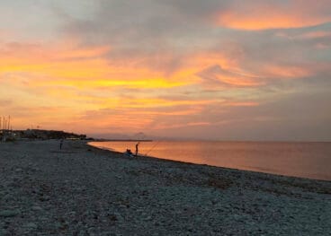 Playa de la Almadrava al anochecer (archivo)