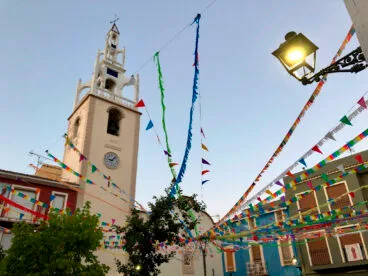 plaza de parcent durante las fiestas patronales vall de pop