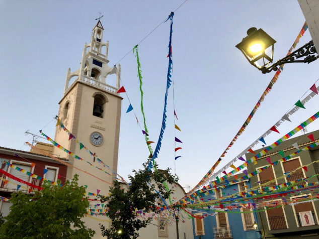 Imagen: Plaza de Parcent durante las fiestas patronales - Vall de Pop