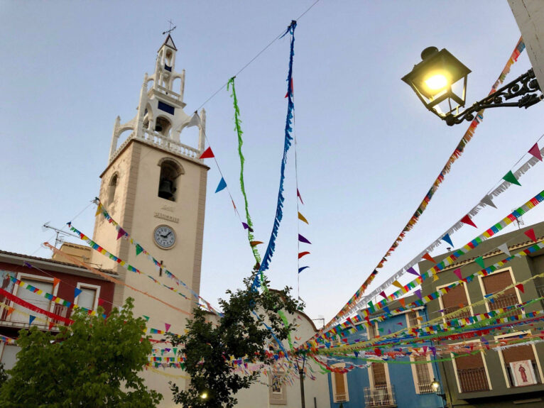 Plaza de Parcent durante las fiestas patronales - Vall de Pop