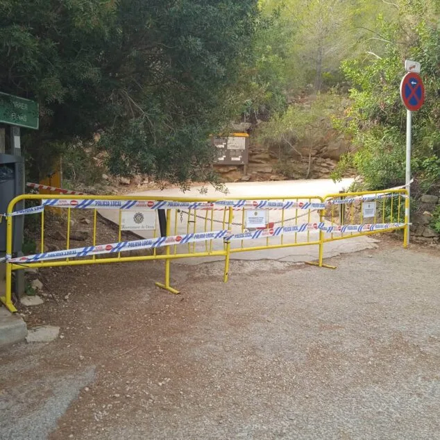Imagen: Precinto en los accesos al Parque Natural del Montgó