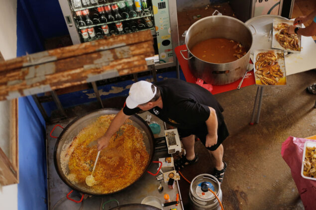 No eres de la Marina Alta si no has probado estos 33 platos: el secreto culinario mejor guardado de cada rincón de la comarca 8 preparacion del arroz en la fiesta de los calderos de calp