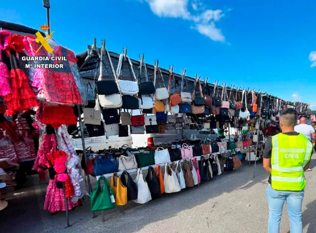 Intervienen 1.698 artículos de ropa y complementos de marca falsificados en el mercadillo de Moraira 3 Imagen: Puesto del mercadillo de Moraira