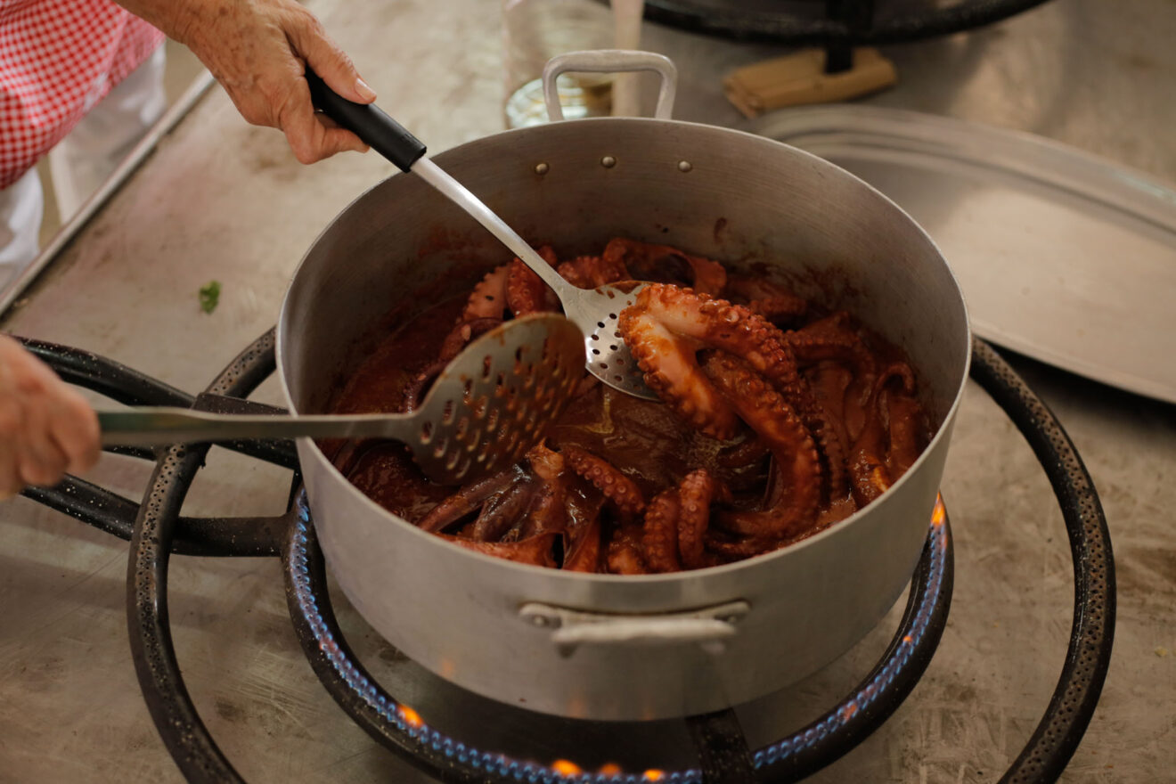 Pulpo durante la fiesta de los calderos de Calp
