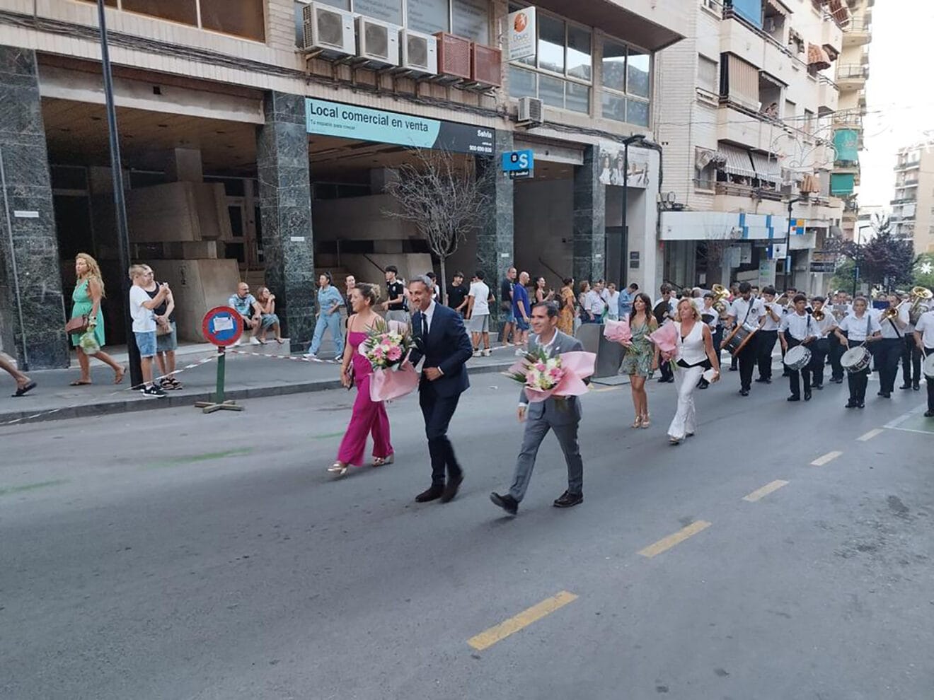 Representantes en una procesión de Calp