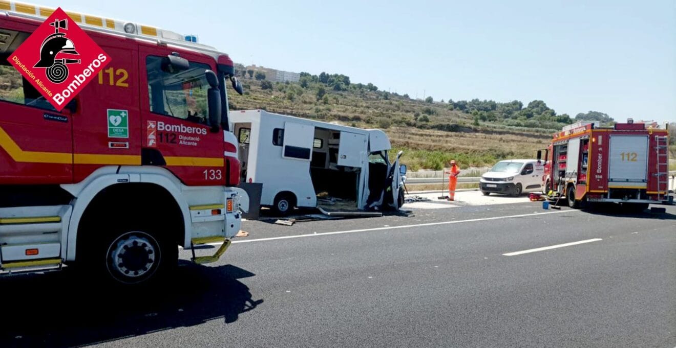 Vehículo siniestrado en la rotonda de Benissa