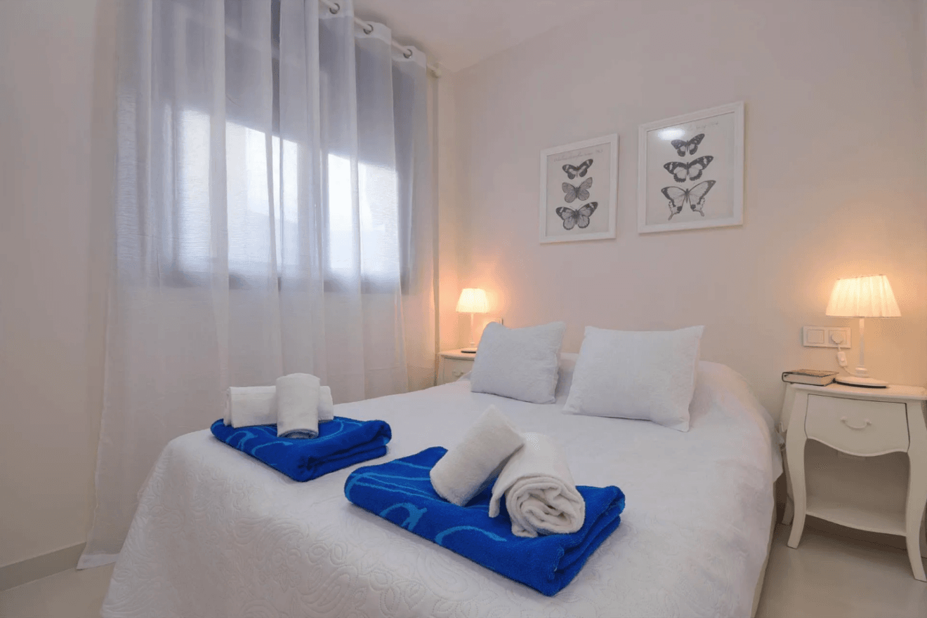 Acogedor dormitorio de Town Apartment con luz exterior