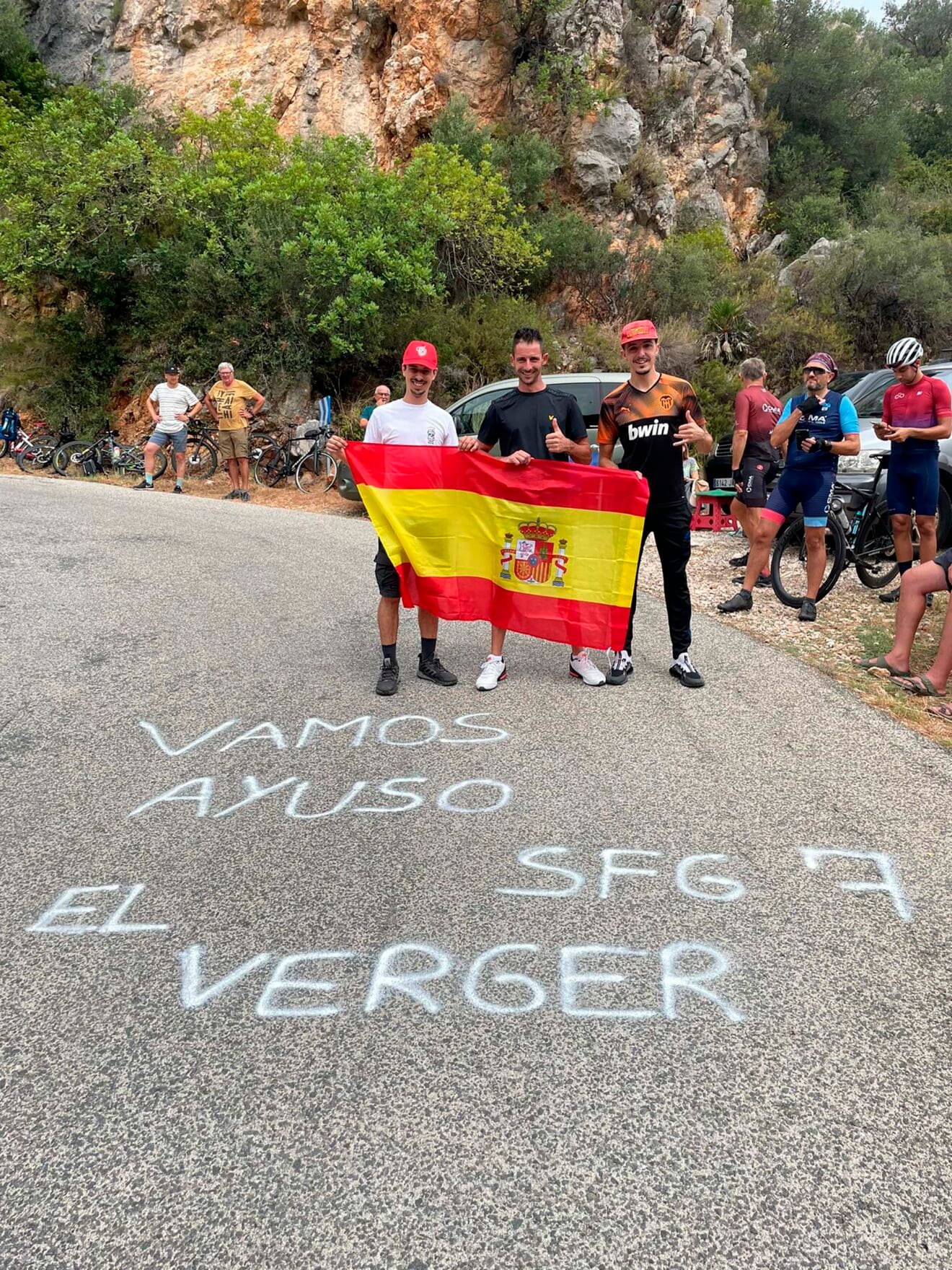 Afición de la Vuelta esperando al pelotón en la subida al Port de la Vall d'Ebo