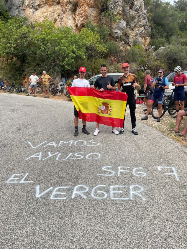 Imagen: Afición de la Vuelta esperando al pelotón en la subida al Port de la Vall d'Ebo