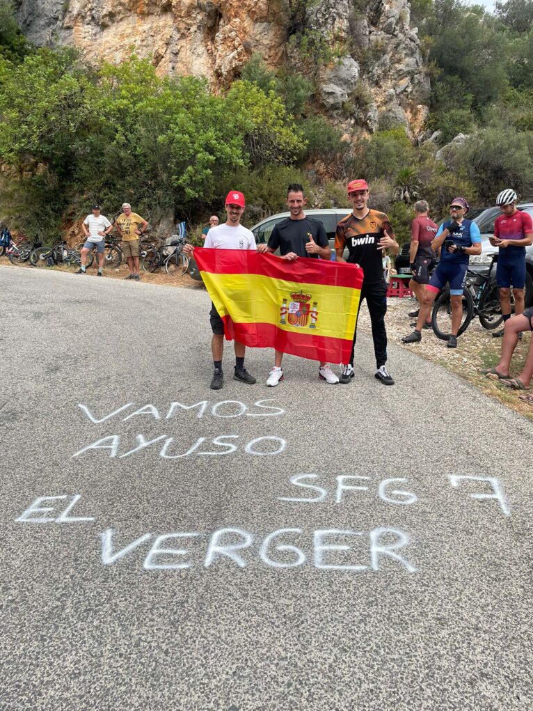 Afición de la Vuelta esperando al pelotón en la subida al Port de la Vall d'Ebo