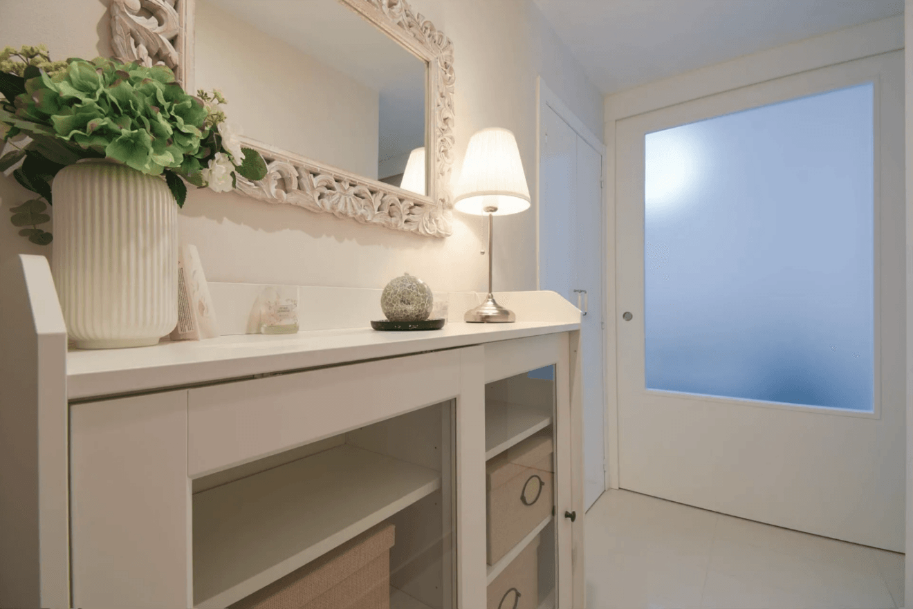 Aparador en Town Apartment de estilo nórdico, junto con un espejo rococó