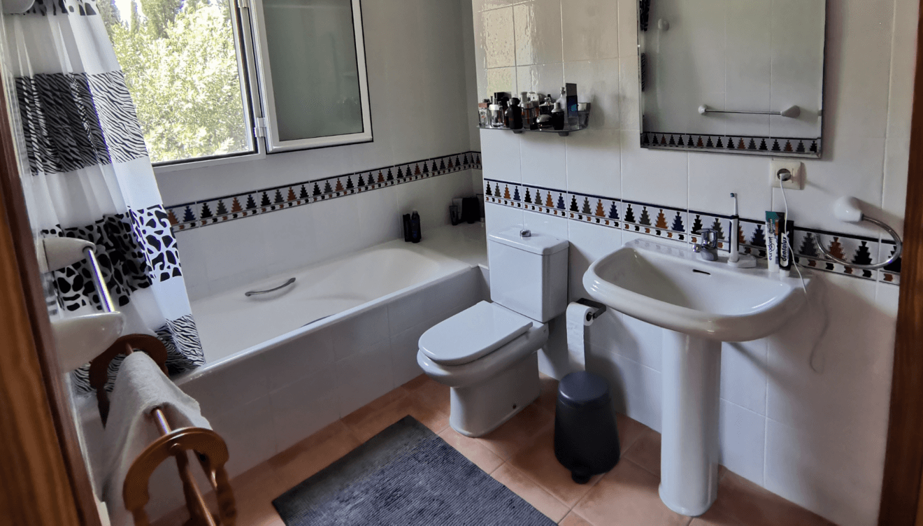 Baño completo con vistas a la naturalez