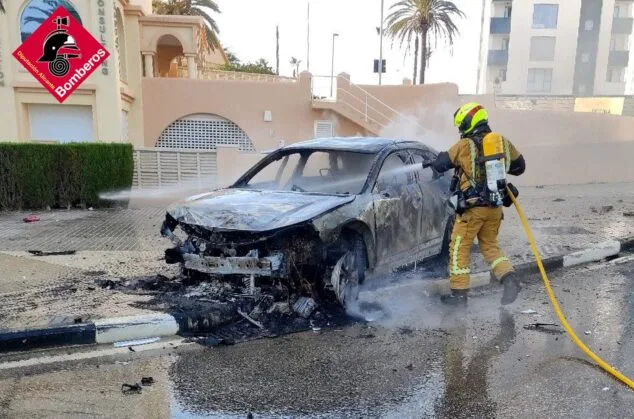 bombero apagando el coche accidentado en calp