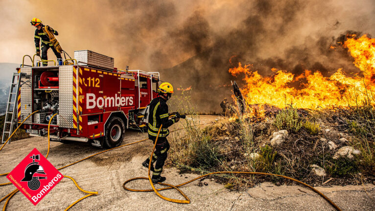 Bomberos trabajando en el control del incendio de la Vall d'Ebo