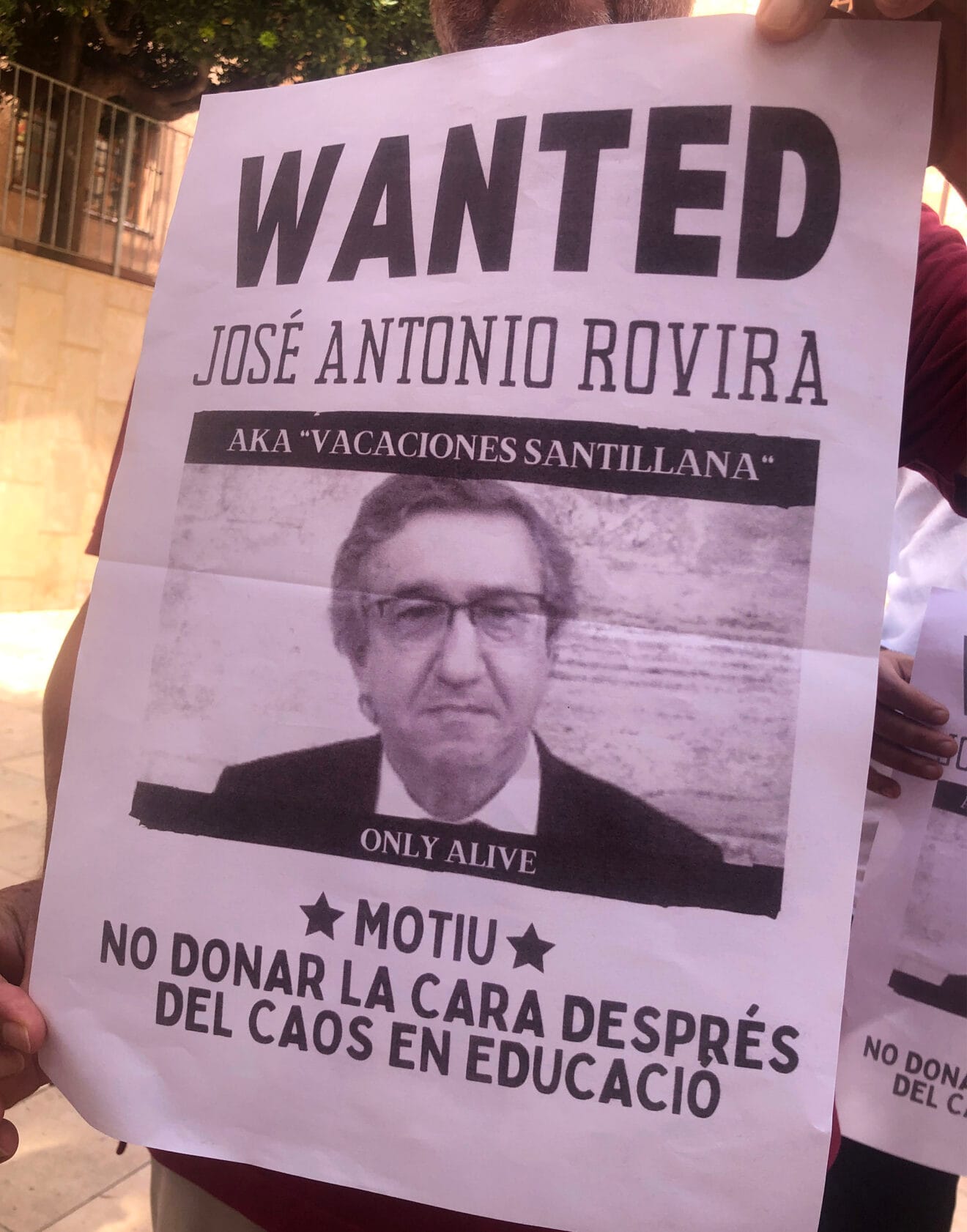 Cartel con el que Compromís denuncia la falta de explicaciones del conseller